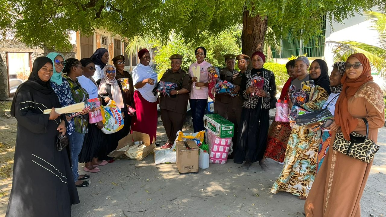 Wafanyakazi wanawake wa TASAC wajumuika na Wanawake walio katika sekta ya usafiri Majini (Women in Maritime) kuwatembelea wafungwa wanawake waliopo Chuo cha Mafunzo visiwani Zanzibar