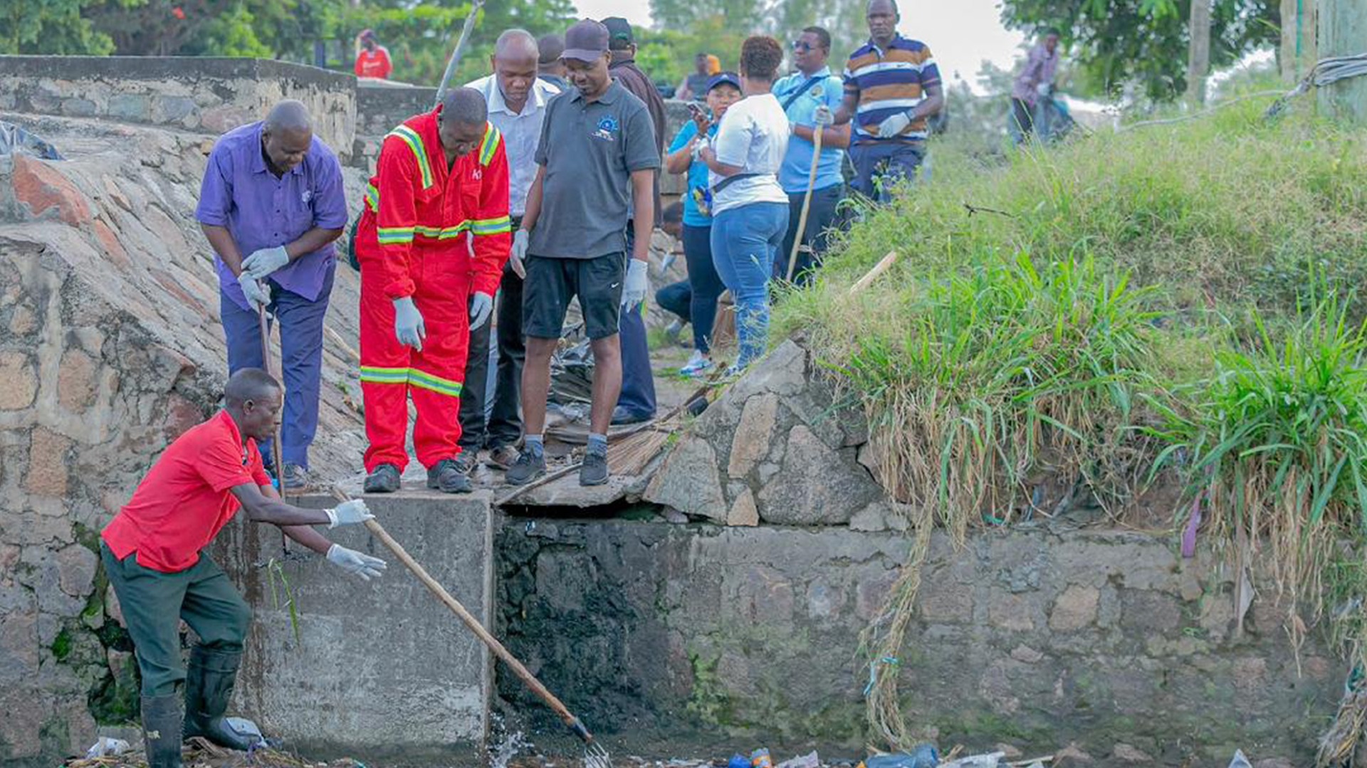 Mabaharia na wadau mbalimbali wa Sekta ya Usafiri kwa Maji wakifanya usafi katika Mto Mirongo jijini Mwanza