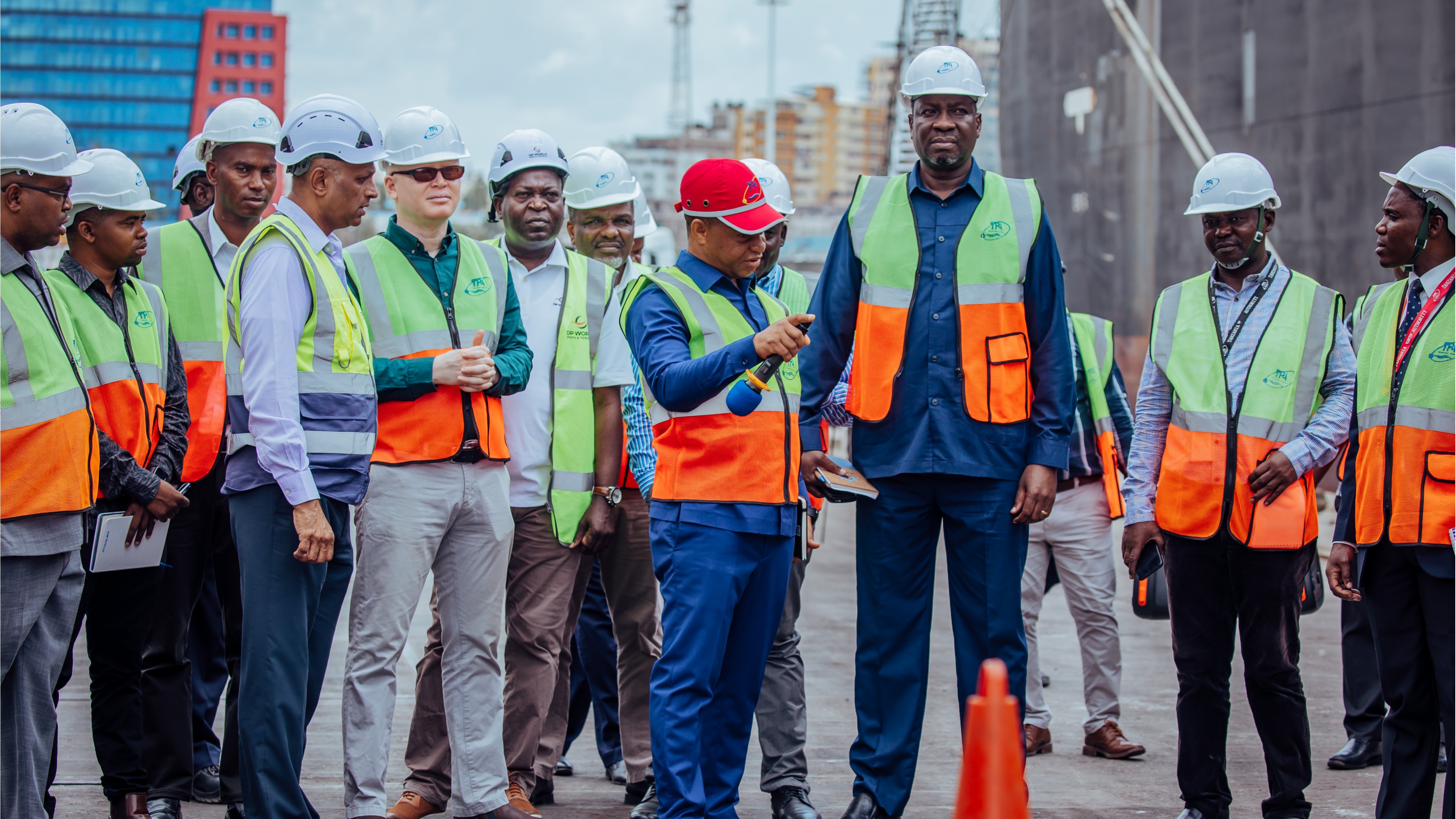Naibu Katibu Mkuu (Uchukuzi) afanya ziara katika Bandari ya Dar es Salaam