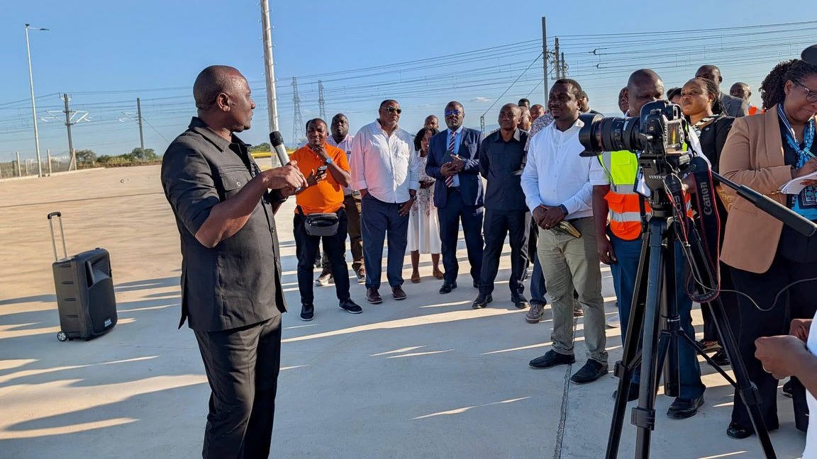 KATIBU MKUU UCHUKUZI AKAGUA MIUNDOMBINU YA USAFIRISHAJI MIZIGO KUTOKA BANDARI YA DAR ES SALAAM HADI BAHI