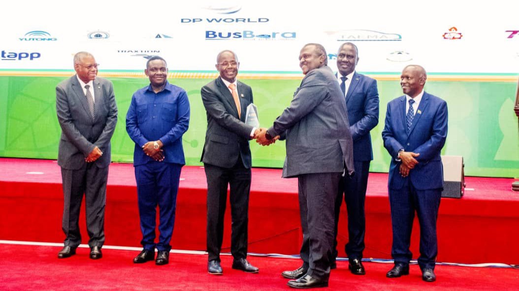 TASAC YATUNUKIWA TUZO KWA KUWEZESHA WIKI YA USAFIRI ENDELEVU ARDHINI 2025