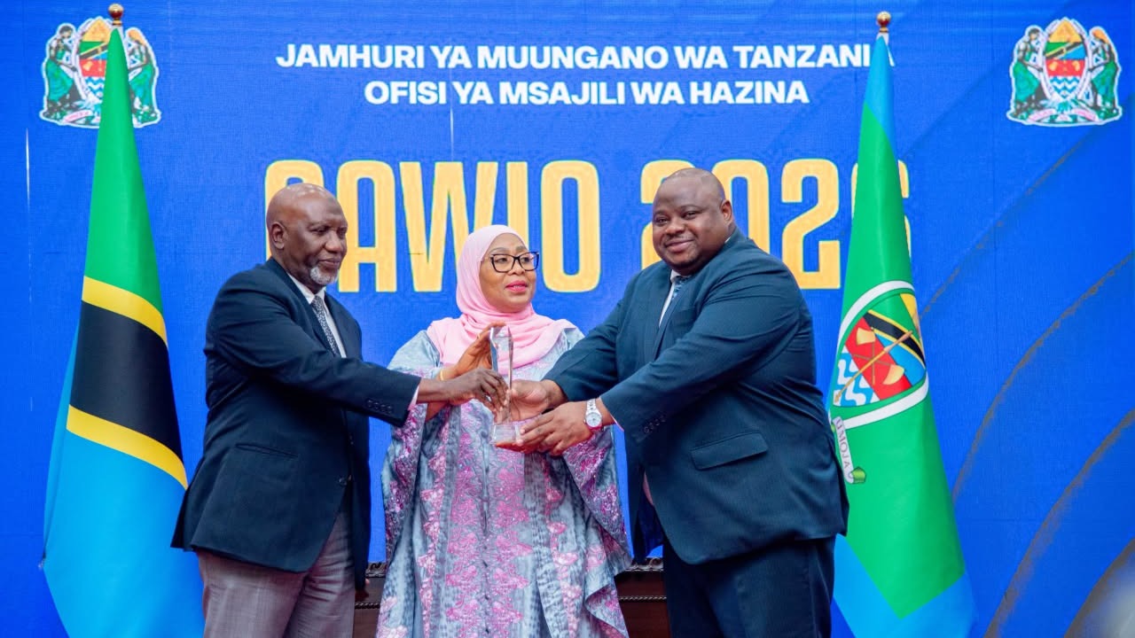 TASAC YAKABIDHI SHILINGI BILIONI 20.45 SERIKALINI, YATUNUKIWA TUZO YA TAASISI BORA KWA UZINGATIAJI WA SHERIA