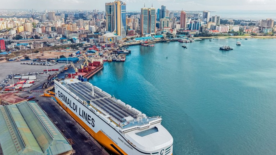 MELI KUBWA MPYA YA KISASA YAWASILI BANDARI YA DAR ES SALAAM