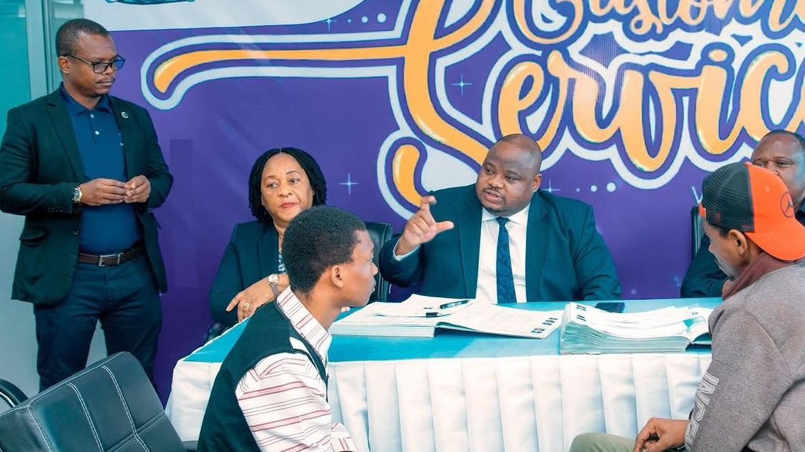 MKURUGENZI MKUU TASAC ASAJILI PAPO KWA PAPO MABAHARIA WALIOKIDHI VIGEZO KATIKA KILELE CHA WIKI YA HUDUMA KWA MTEJA