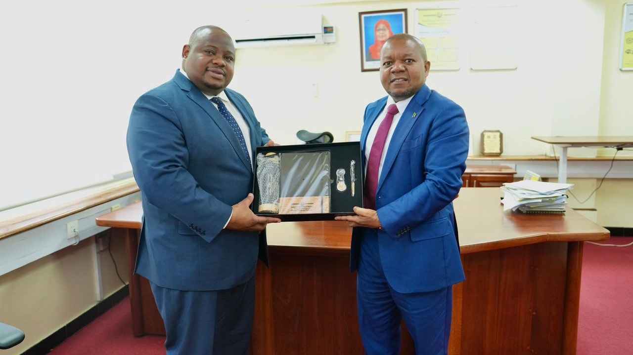 KAMISHNA MKUU TRA AKUTANA NA MKURUGENZI MKUU TASAC KUJADILI UBORESHAJI WA SEKTA YA USAFIRI WA MAJINI