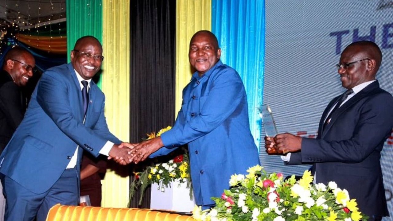 TASAC YANG’ARA TUZO ZA UANDAAJI WA TAARIFA YA MAHESABU KWA VIWANGO VYA KIMATAIFA
