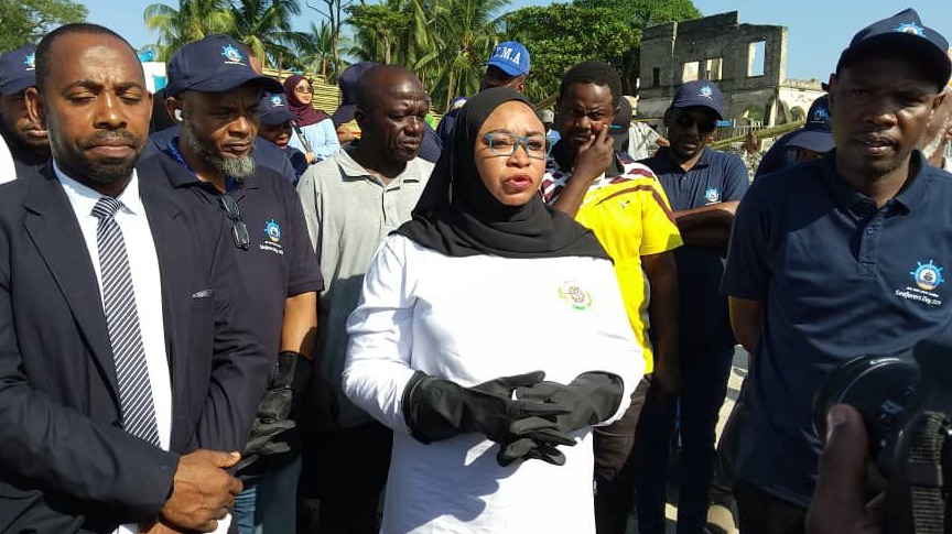 Mkurugenzi Mkuu wa Mamlaka ya Usafiri wa Bahari Zanzibar (ZMA) Bi. Mtumwa Said Sandal asisitiza usafi wa fukwe uwe ni endelevu kwa wavuvi na wananchi waliopembezoni mwa bahari.
