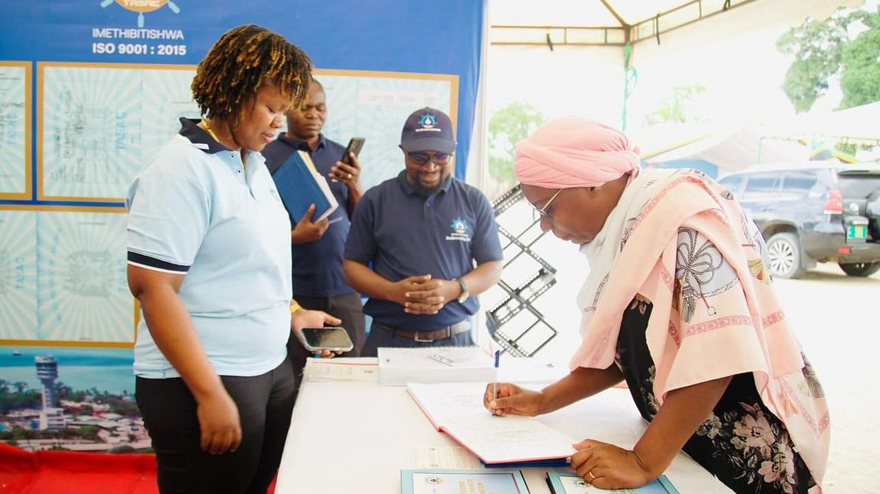 Mkurugenzi wa Usalama wa Usafiri na Mazingira wa Wizara ya Uchukuzi Bi. Stella Katondo akipata elimu kwenye banda la TASAC katika Maonesho ya Maadhimisho ya Siku ya Mabaharia Duniani.